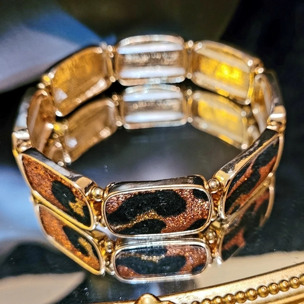 NWT Leopard Print Design Shimmer Gold Statement Bracelet